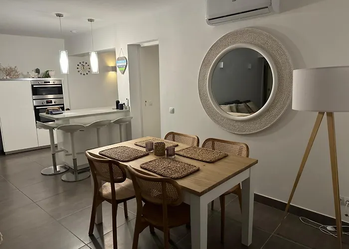 Front House 'casa Neen' *